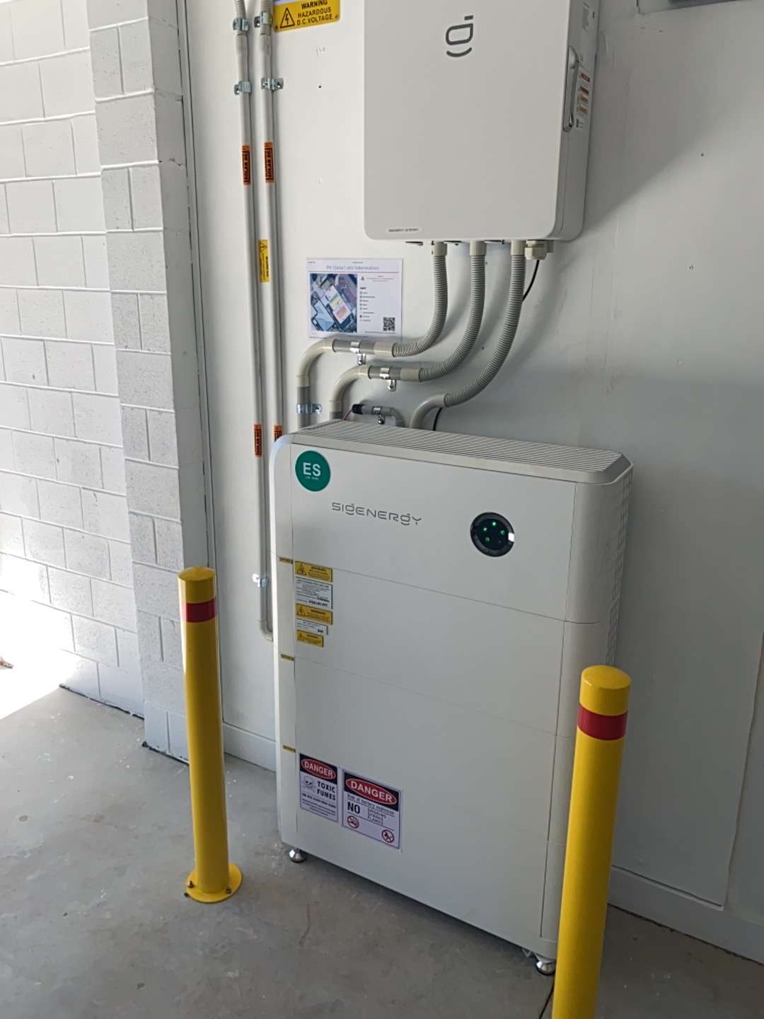 Floor-standing SiGENERGY SigenStor battery with inverter above